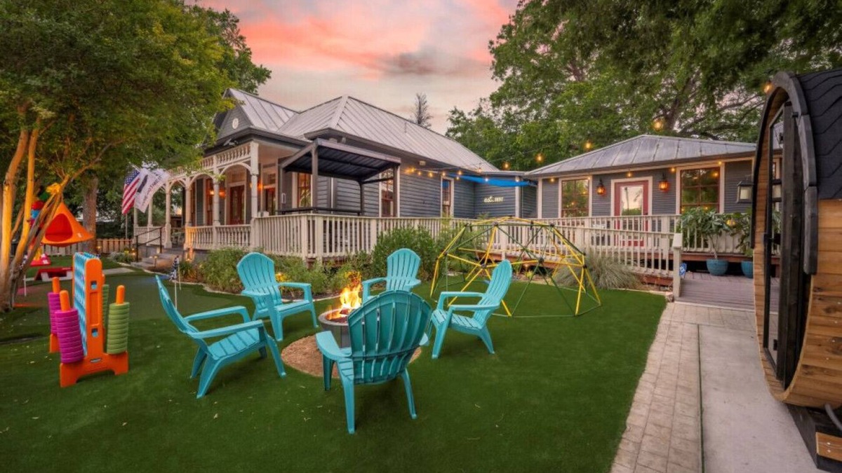 Southtown House | Hot Tub~Sauna~Fire Pit~Putting green~Downtown