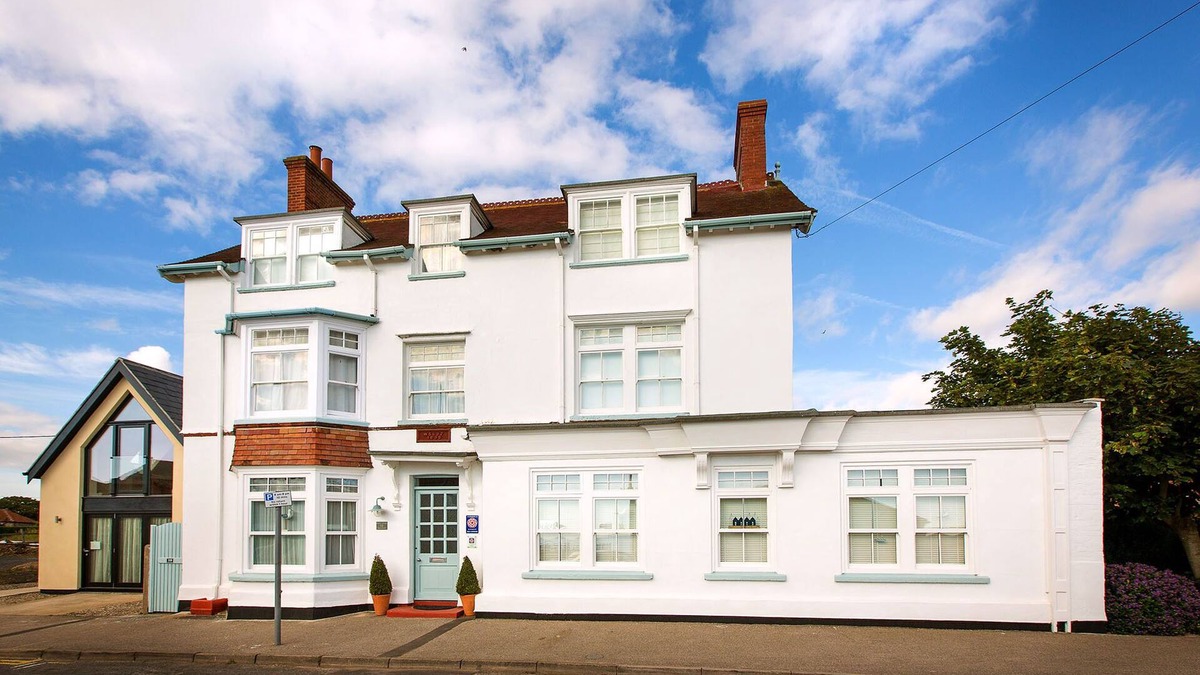 Mundesley House | Hot tub, sauna, sea & beach views, sleeps 16 in 7 bedrooms, 5 star Luxury house