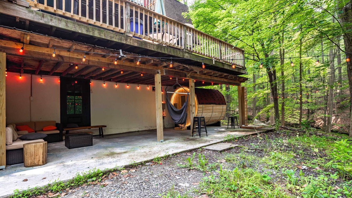 East Stroudsburg House | Hot Tub | Sauna | POOL | 2 BDR | Game Room