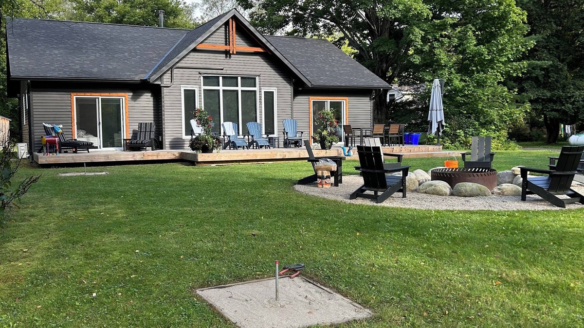 Bracebridge Cottage | Hot tub, sauna, walk to town of Bracebridge, dock, water toys, pets OK