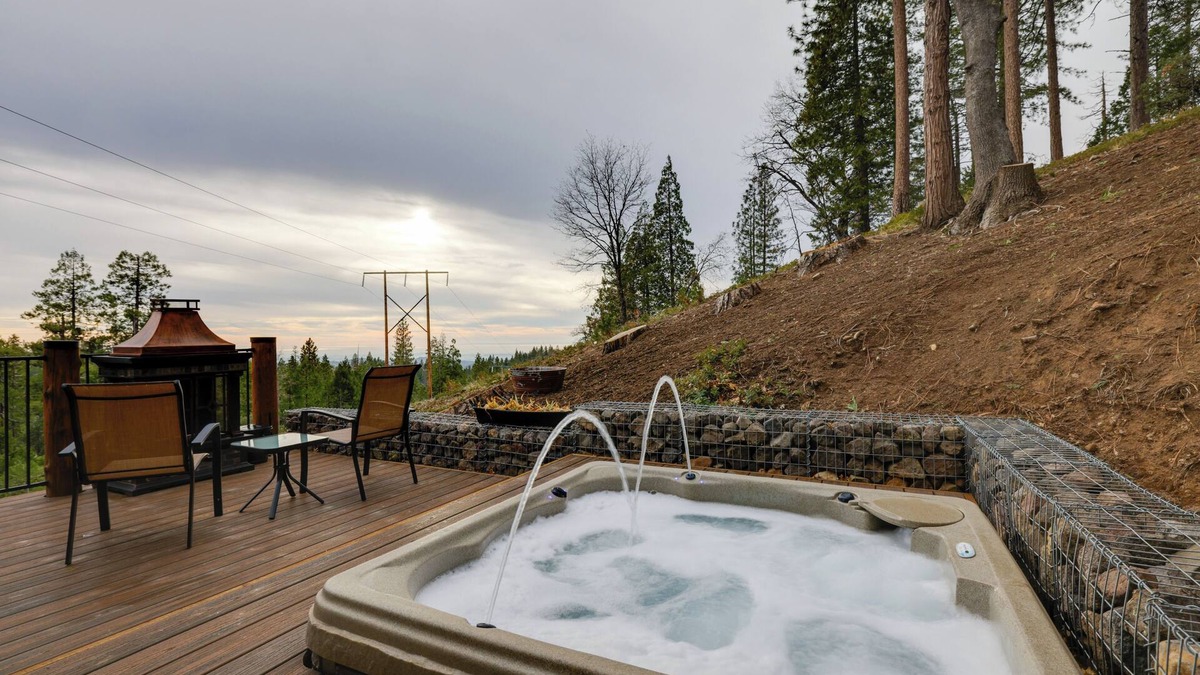 Twain Harte Cabin | Hot Tub + Scenic Views: Luxury Twain Harte Cabin!