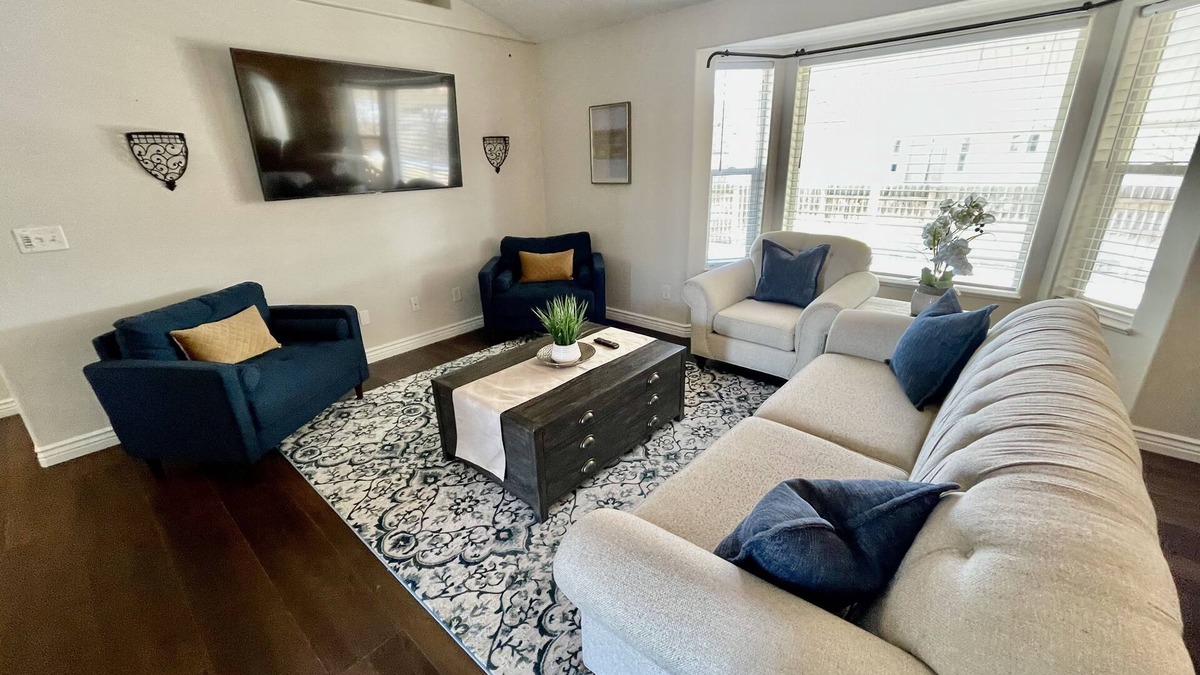 Ammon House | HOT TUB sleeps 15+, Pet Friendly Fenced 2 stry playhouse Idaho Falls