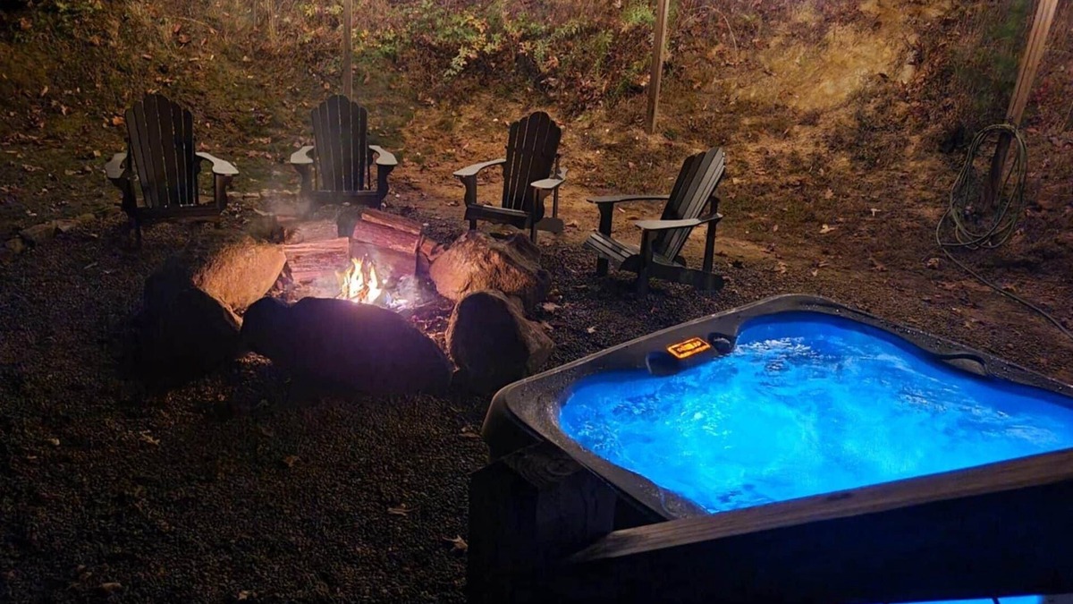 Whittier Cabin | Hot Tub! Sleeps 5! Dog friendly w/View. Near WCU, Casino, Rafting, Tubing.