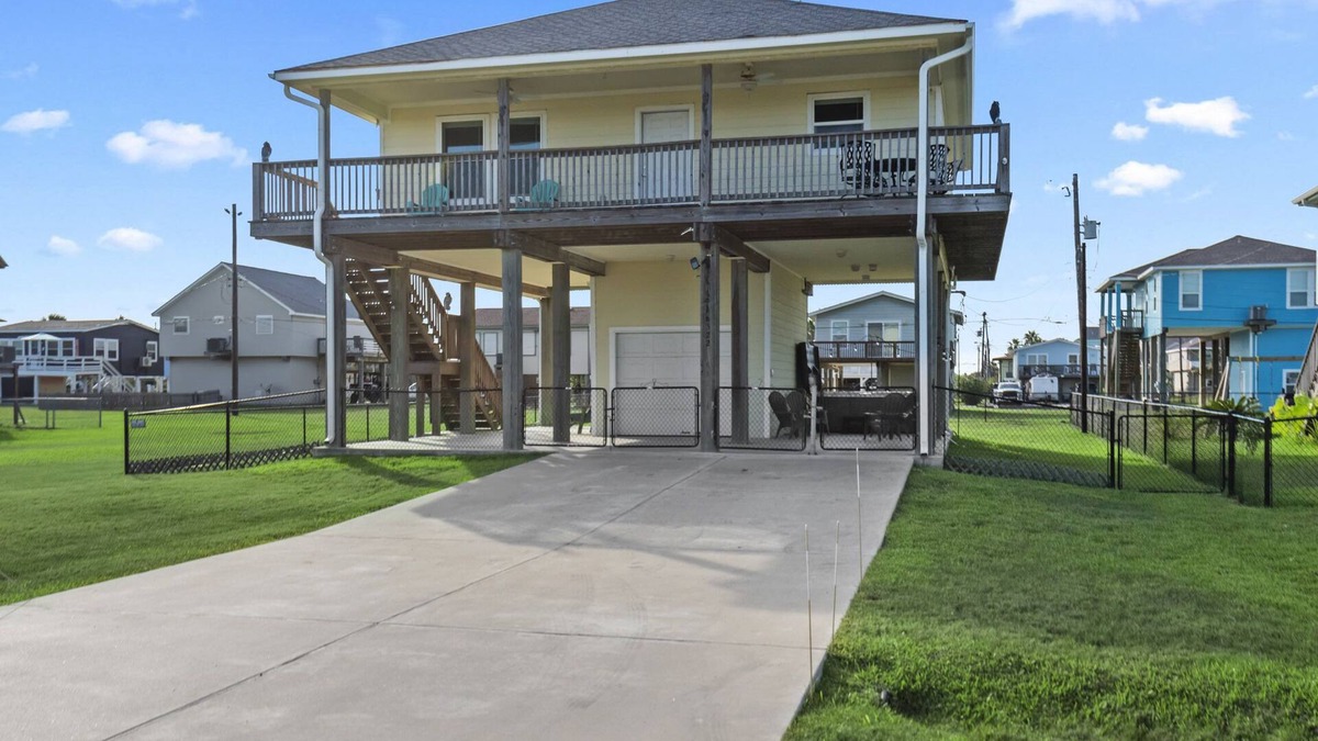 Jamaica Beach House | Hot Tub | Sleeps 7 | Yard for 2 Pets