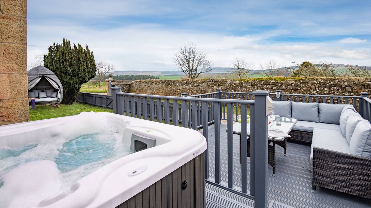 Chatton Cottage | Hot tub, spa-like garden, log burner