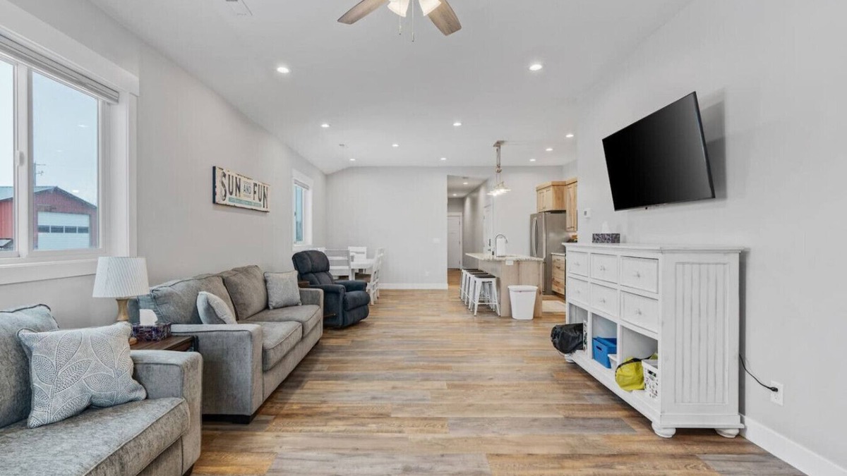 Garden City House | Hot Tub+Spacious+Pickleball/Basketball+Sleeps 9!