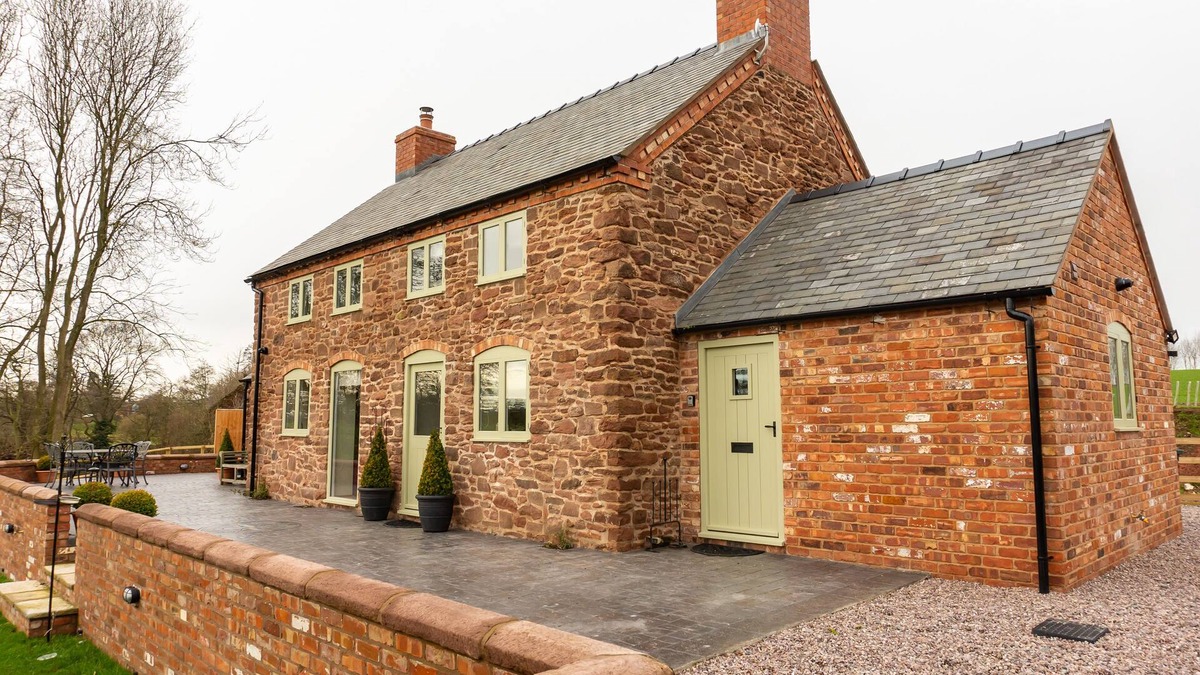 Stoney Stretton Cottage | Hot Tub Staycation, Country Escape, Log Burner