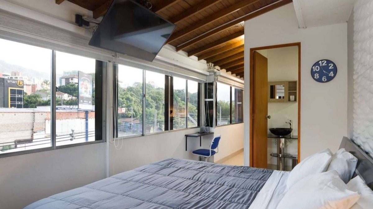 El Tesoro Apartment | Hot Tub Studio Off Calle 10 in poblado AC Two Flat Screens King Bed Foam Mattress