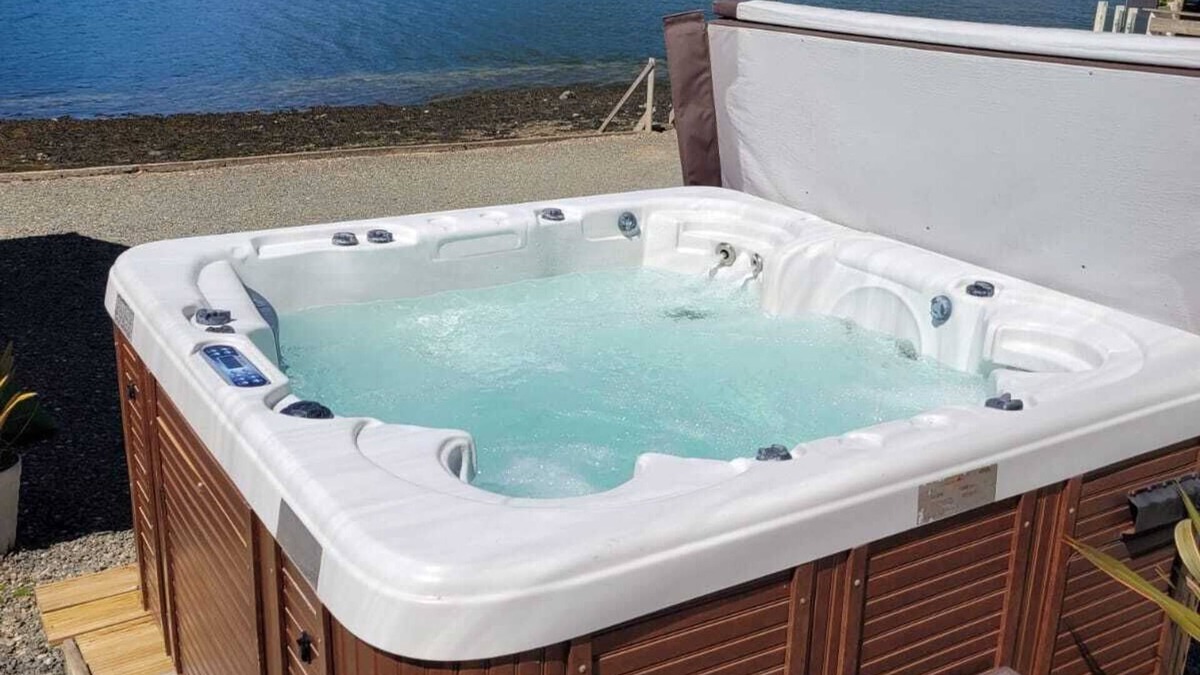 Arrochar House | Hot Tub & Stunning Waterfront Views. Kayaks and SUPS free for guests use !