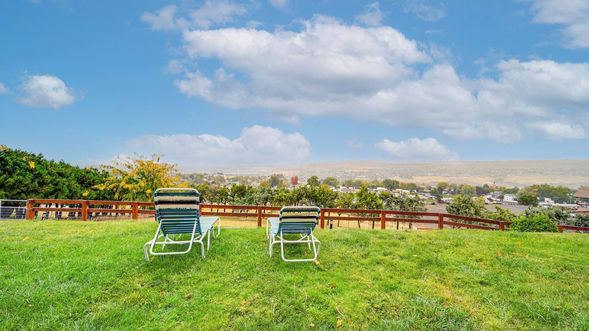 Clarkston Heights-Vineland Apartment | Hot Tub & Sweeping Views: Apt in Clarkston!