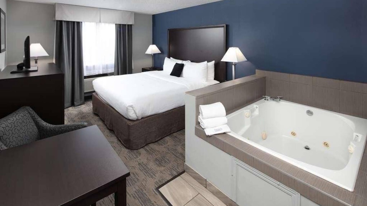 Sequim Resort | Hot Tub Unit in Red Lion Inn & Suites Sequim, Pool, Breakfast, Free Parking!