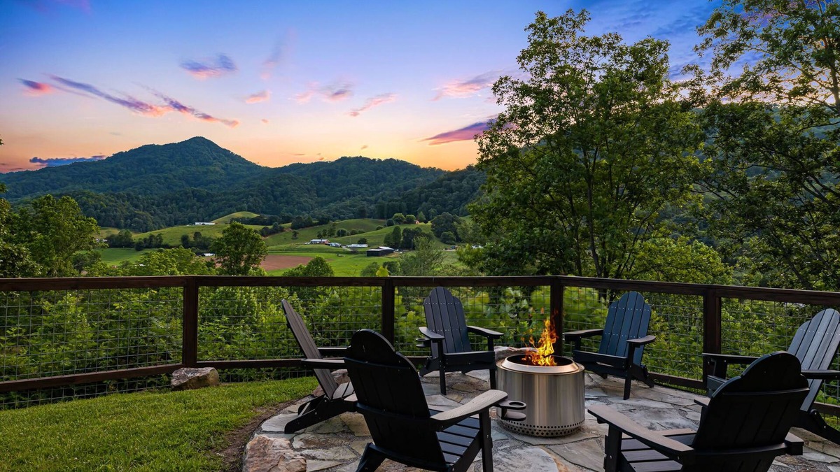 Leicester House | Hot Tub, Views + Chef’s Kitchen | Pet-Friendly Retreat + Biltmore Pass