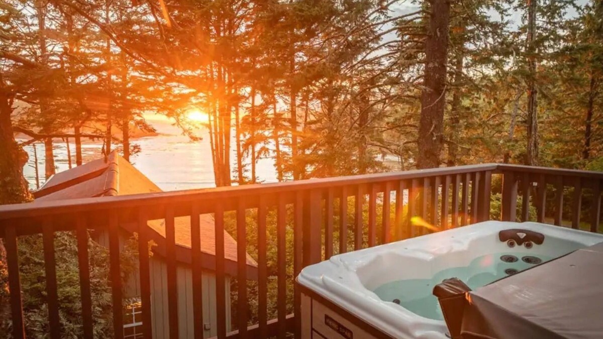 Ucluelet Cabin | HOT TUB w/Ocean Vistas & Family Friendly Beach ⎮Storm Watcher