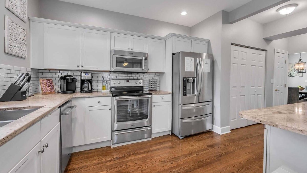 Hollywood - Mt. Vernon House | Hot Tub | Walk to Downtown | Patio | Fire Pit | Game Room