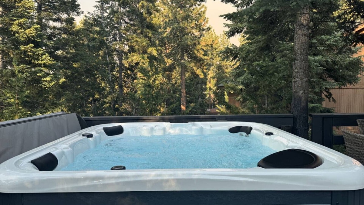 Big Bear Lake Cabin | Hot Tub, Walk to Slopes, Golf, Zoo, Pet Friendly Cozy Cabin Sleeps 5