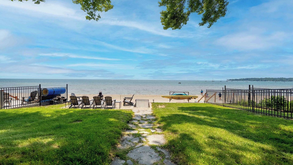 Fort Erie House | HOT TUB Waterfront Estate- 2 Houses! Sleeps 14