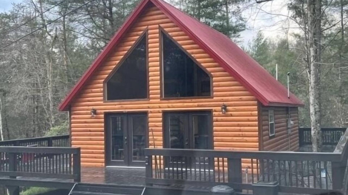 Campton Cabin | Hot tub, WiFi, fire pit, Red River Gorge, Natural Bridge. Easy parking lot!