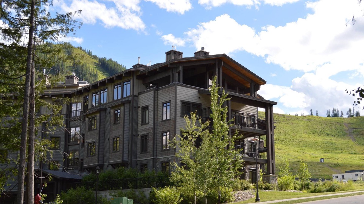 Rossland Condo | Hot tub with Mountain View, Quick Walk to Lifts!