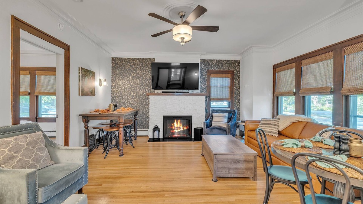Burns Park House | Hot Tubs | Game Room | Saunas | Theater | Walk Stadium/Downtown/Park | Decks