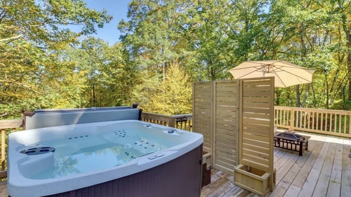 East Stroudsburg House | Hot Tub/Sauna/Fire pits/xl deck - Lovers Edge A-Frame