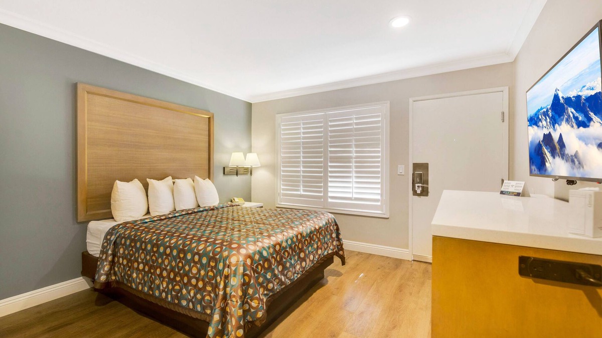 Anaheim Resort Hotel | Hotel 414 Anaheim, Luxurious King Size Bed