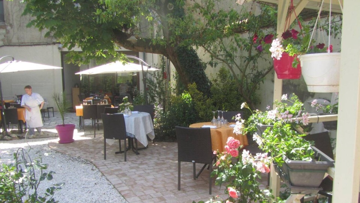 Buzancais Hotel | Hotel Au Croissant