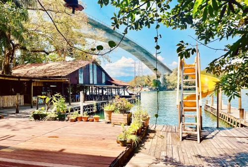 Fronteras Hotel | HOTEL BACKPACKERS RIO DULCE