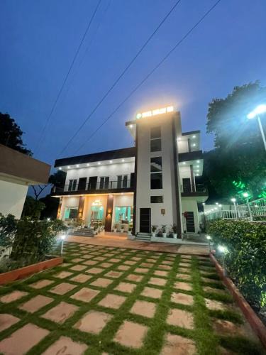 Amritpur Hotel | Hotel Bayleaf Inn Restaurant & Cafe