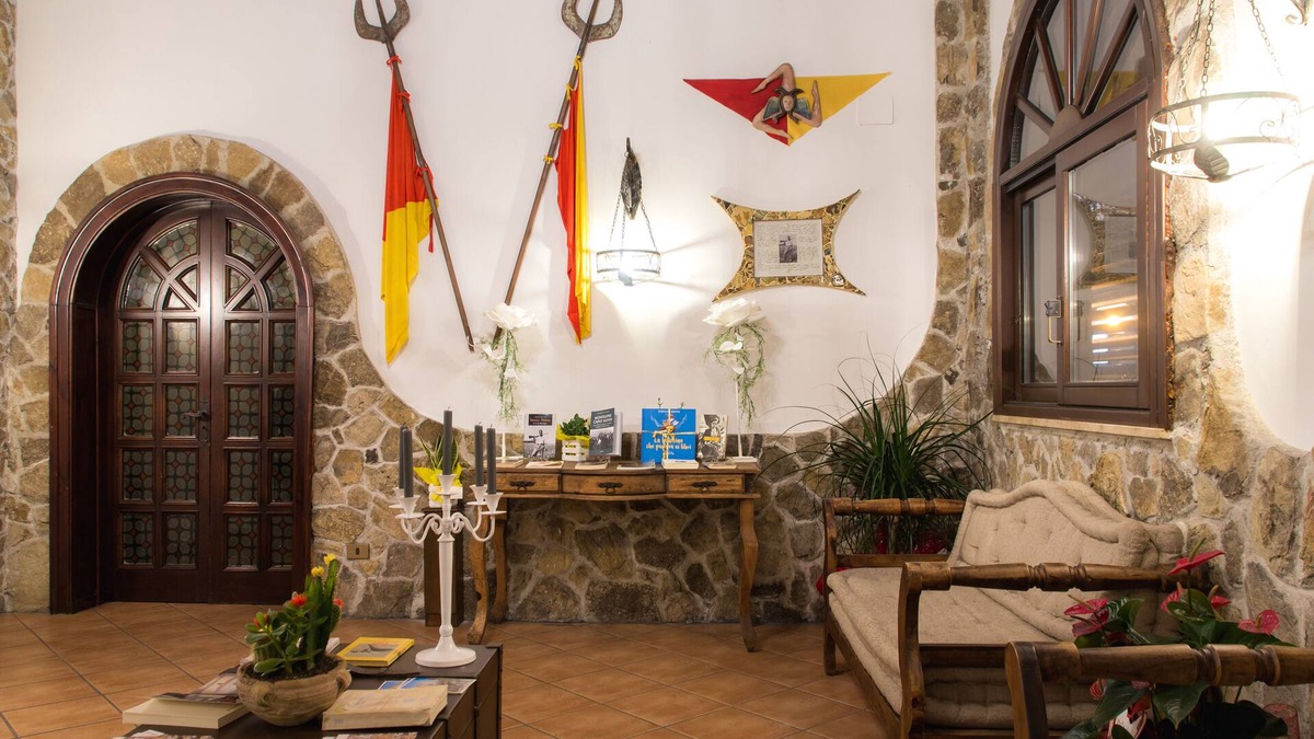 Montelepre Hotel | Hotel Castello di Giuliano