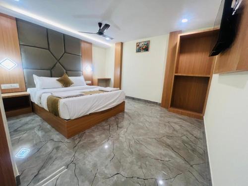 Goregaon West Hotel | Hotel Crystal Castle Goregaon West Link Road, Mumbai