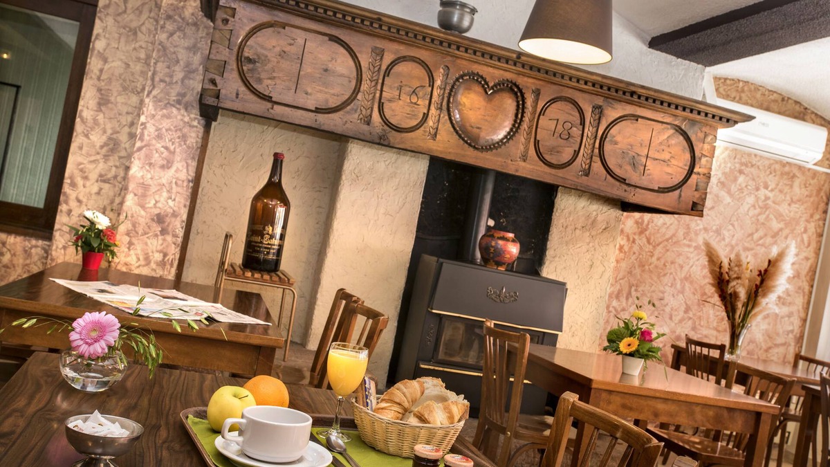 La Canourgue Hotel | Hotel Du Commerce logis de france