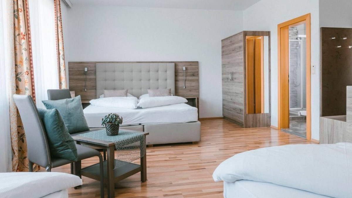 Illmitz House | Hotel Garni Dreibettzimmer Du/wc - Hotel Johannes-zeche Tauber