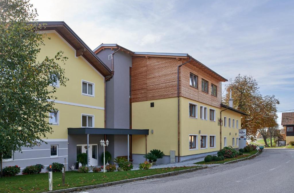 Tumeltsham Hotel | Hotel Gasthof-Strasser