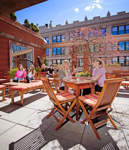 Rose Hill Hotel | Hotel Giraffe by Library Hotel Collection