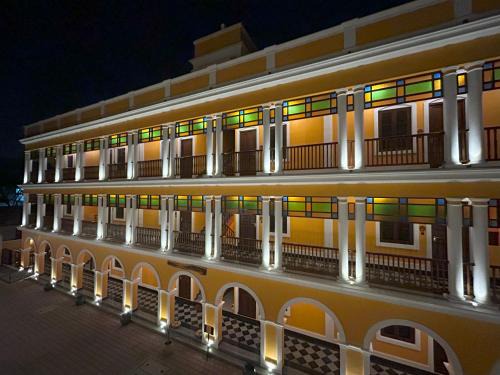 Manchanabele Hotel | Hotel Grand Palais