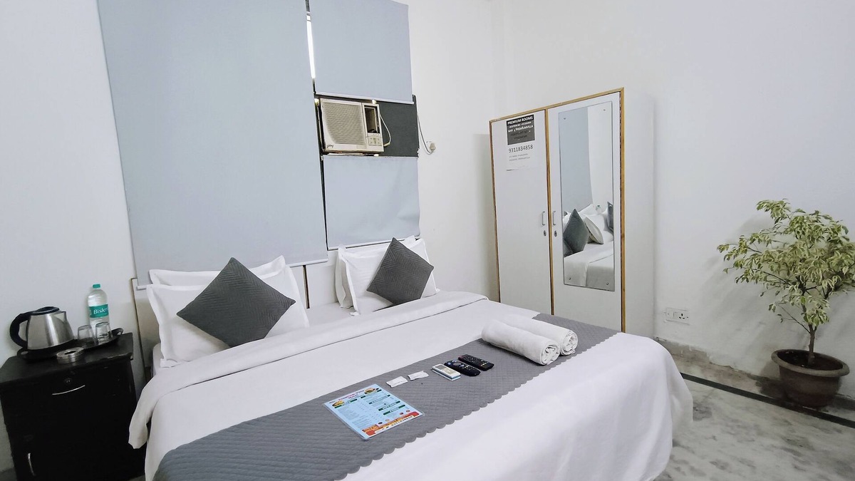 Hauz Khas Village Hotel | Hotel Hauz Khas Fort View
