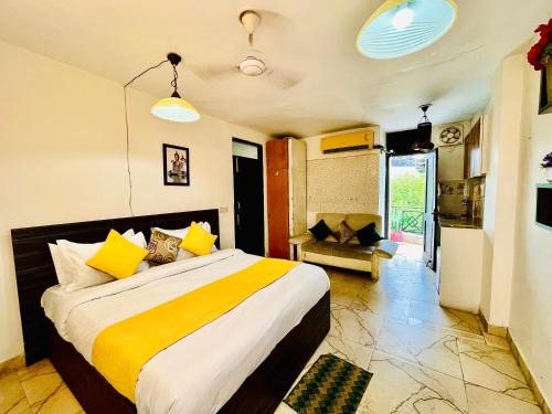 Hauz Khas Village Hotel | Hotel Hauz Khas Inn Near Hauz Khas Fort and Deer Park