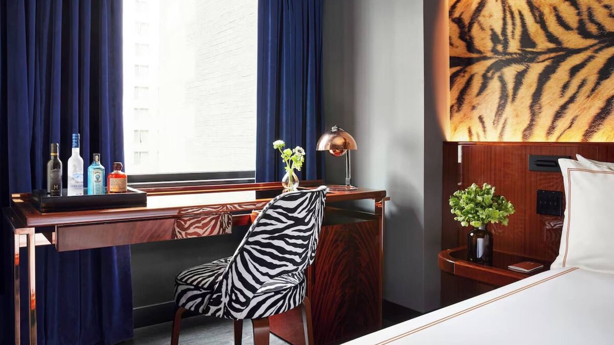 Midtown Hotel | Hotel Hendricks | Deluxe Queen Room | Near Central Park and Fashion District