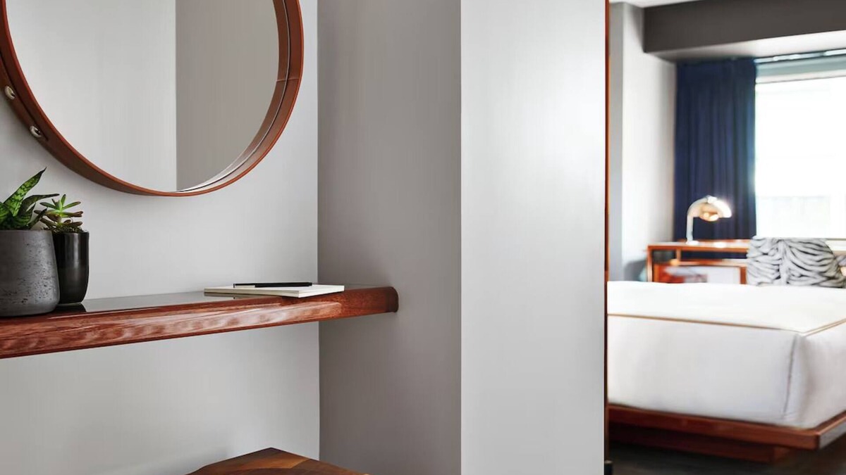 Midtown Hotel | Hotel Hendricks | King Room | Empire State Views & Prime Location