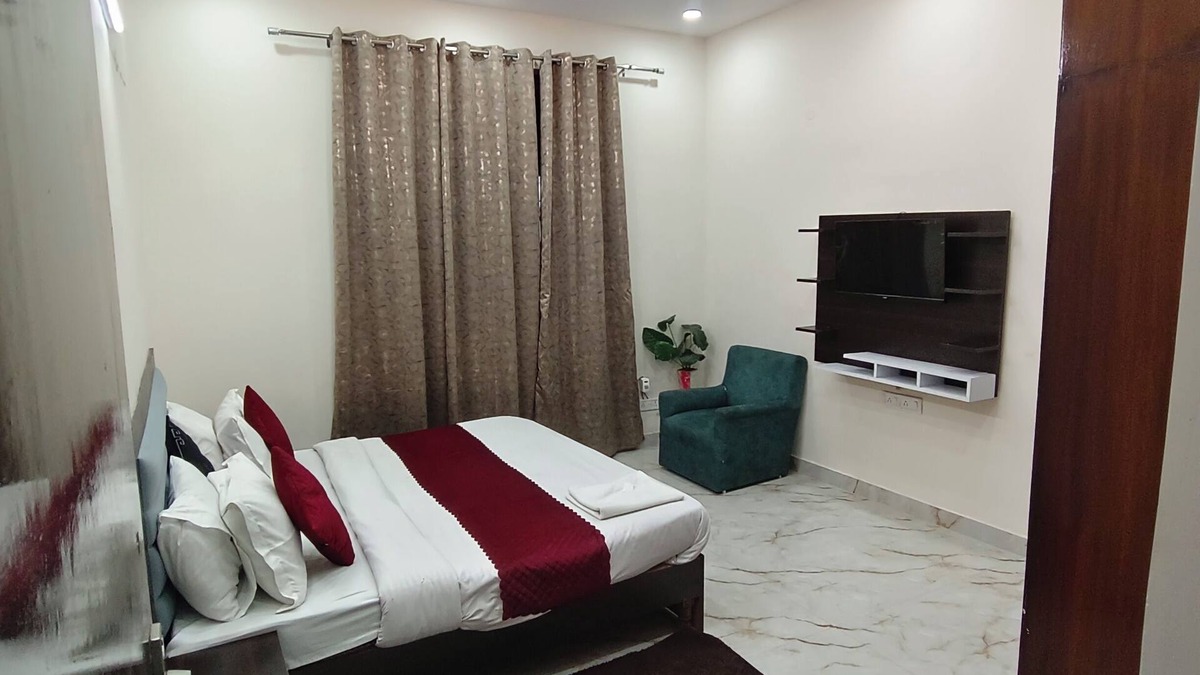 Baraula Hotel | Hotel is very near to Metro station, Mall, Hospital and daily useful market.
