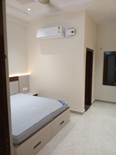 Mathura Hotel | Hotel Jaipur In, Jatipura Parikrama Marg Near Mukharvind Temple