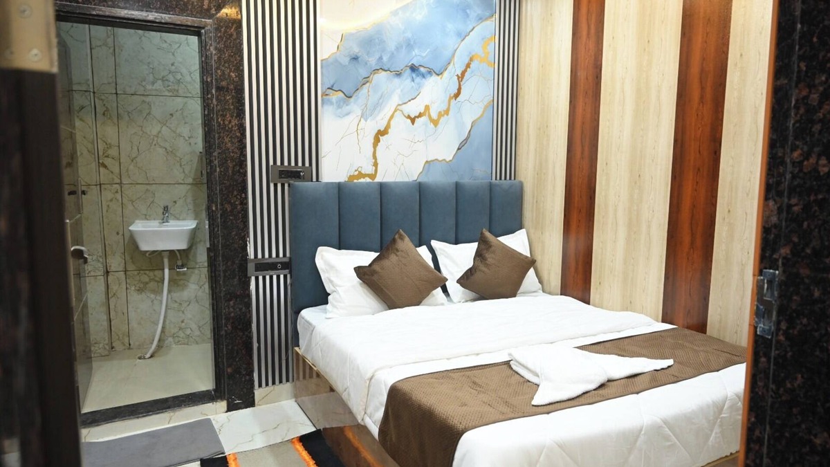 Jhusi Hotel | Hotel Kumar Continental