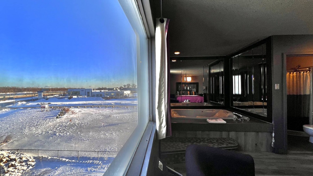 Longueuil Hotel | Hotel L'Express