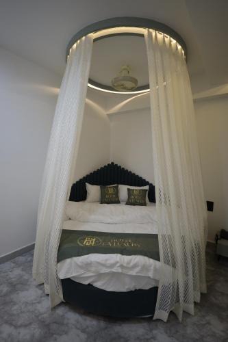 Surat Hotel | HOTEL LA LUXURY