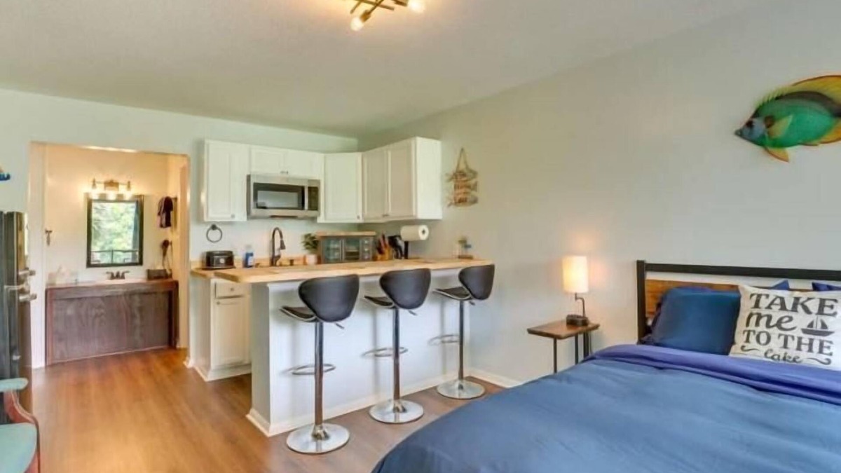 Eutawville Hotel | Hotel Lakefront Queen With Kitchenette - Hotel Lakefront Queen with Kitchenette