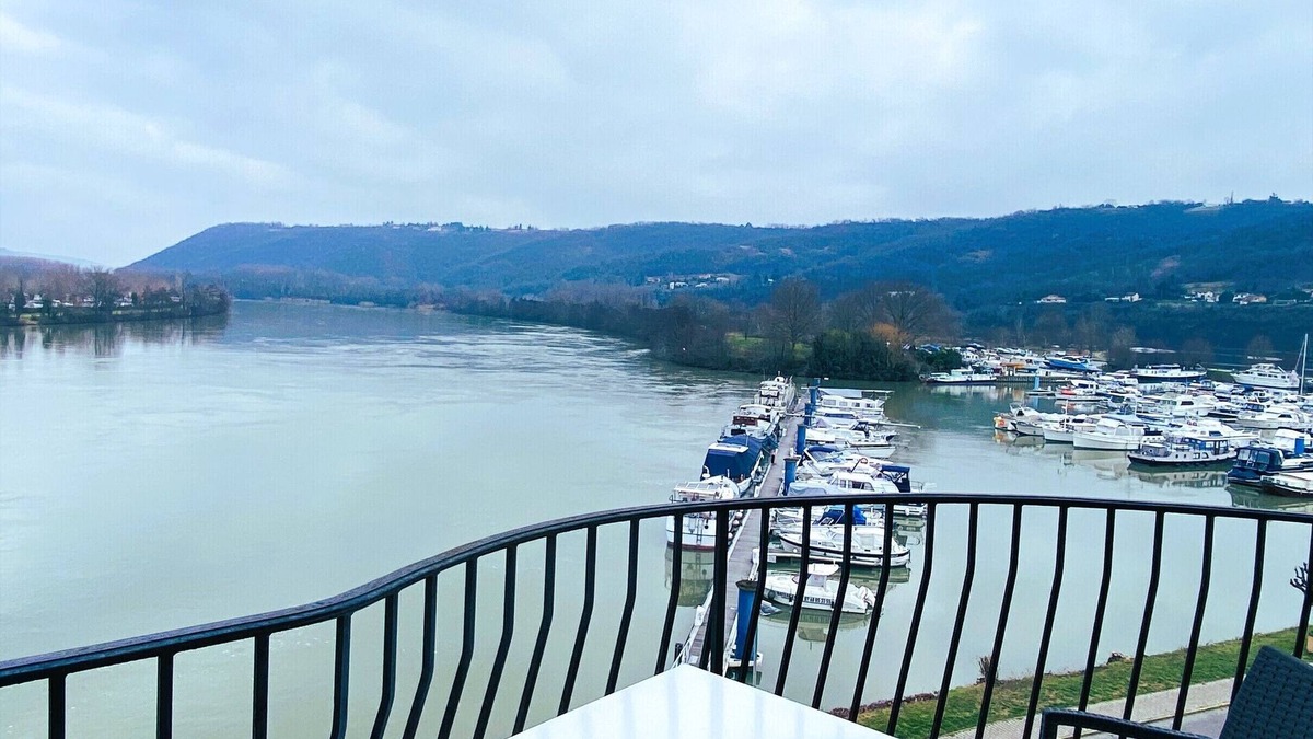 Les Roches-de-Condrieu Hotel | Hotel le Bellevue