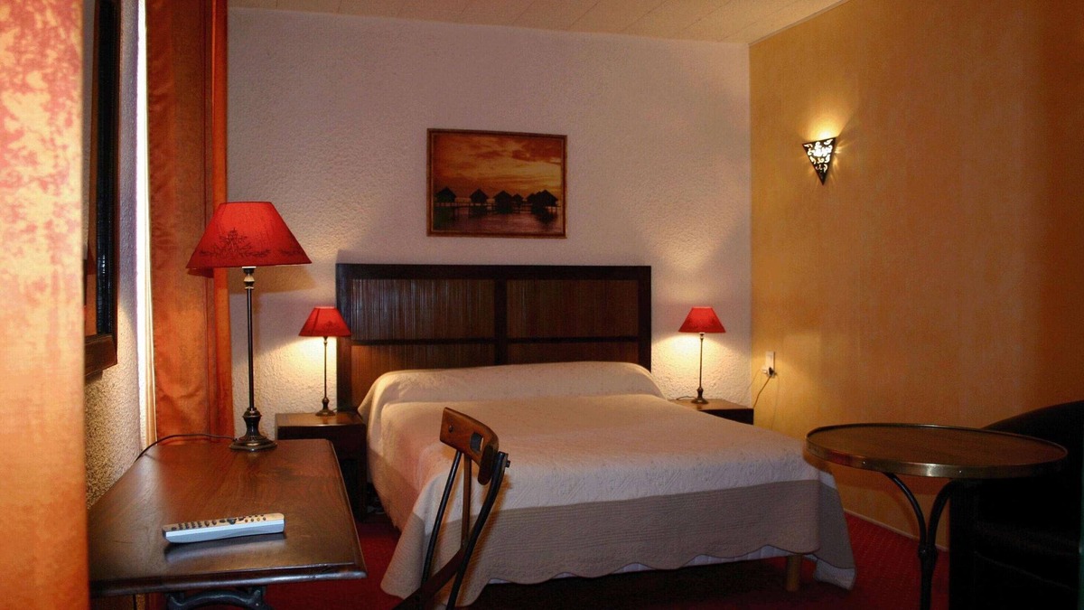 Pradelles Hotel | HOTEL ** LE PONANT RESTAURANT