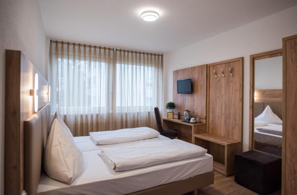 Leopoldshafen Hotel | Hotel Leo
