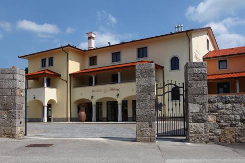 Divaca Hotel | Hotel Malovec
