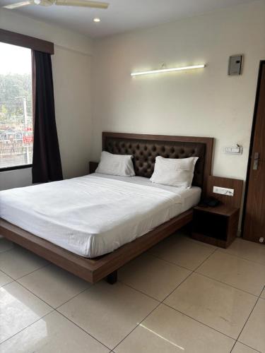Sindhi Camp House | Hotel Manmohakh Grand